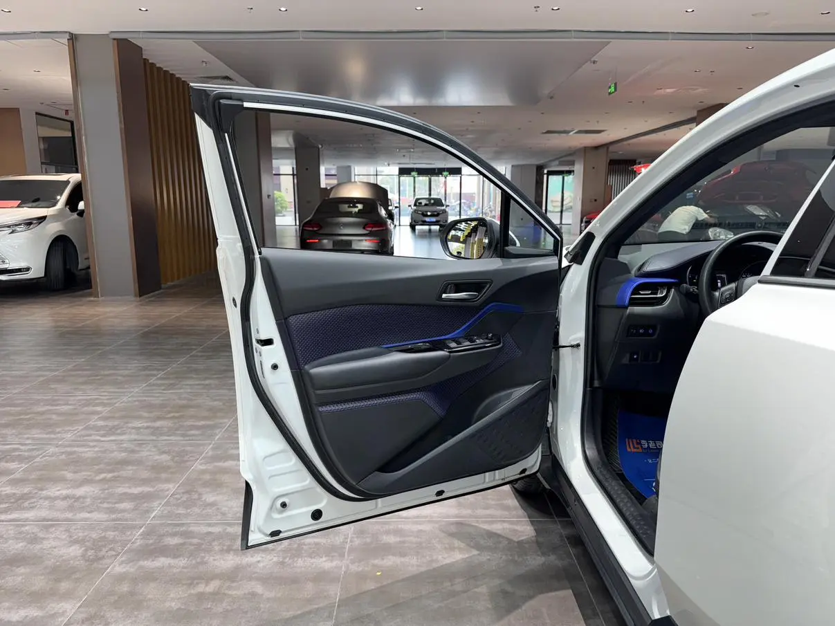 Toyota C-HR 2020 2.0L Leading