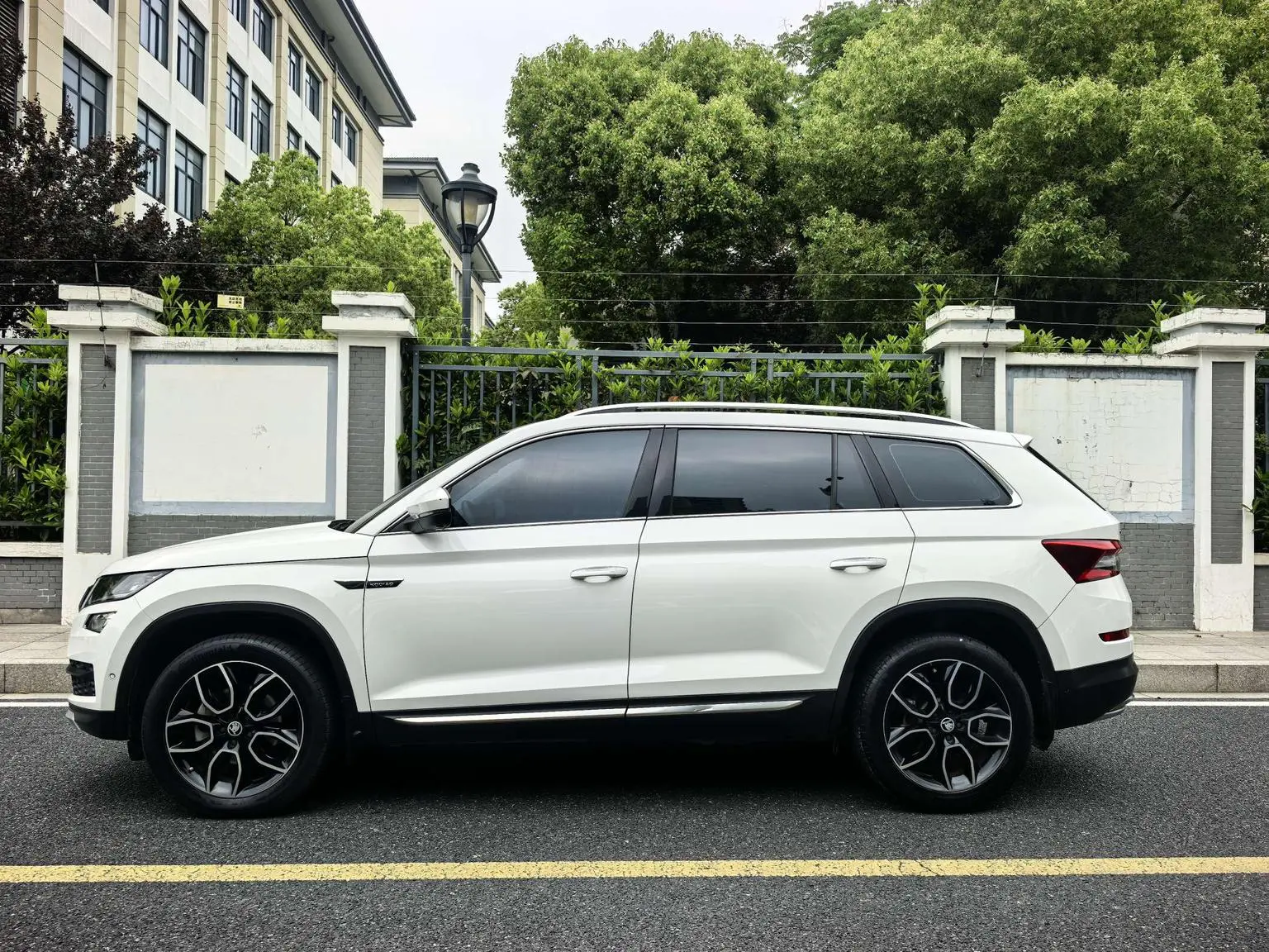 Skoda 2018 Facelift TSI330 7 seat 2WD Luxury Premium Enjoy