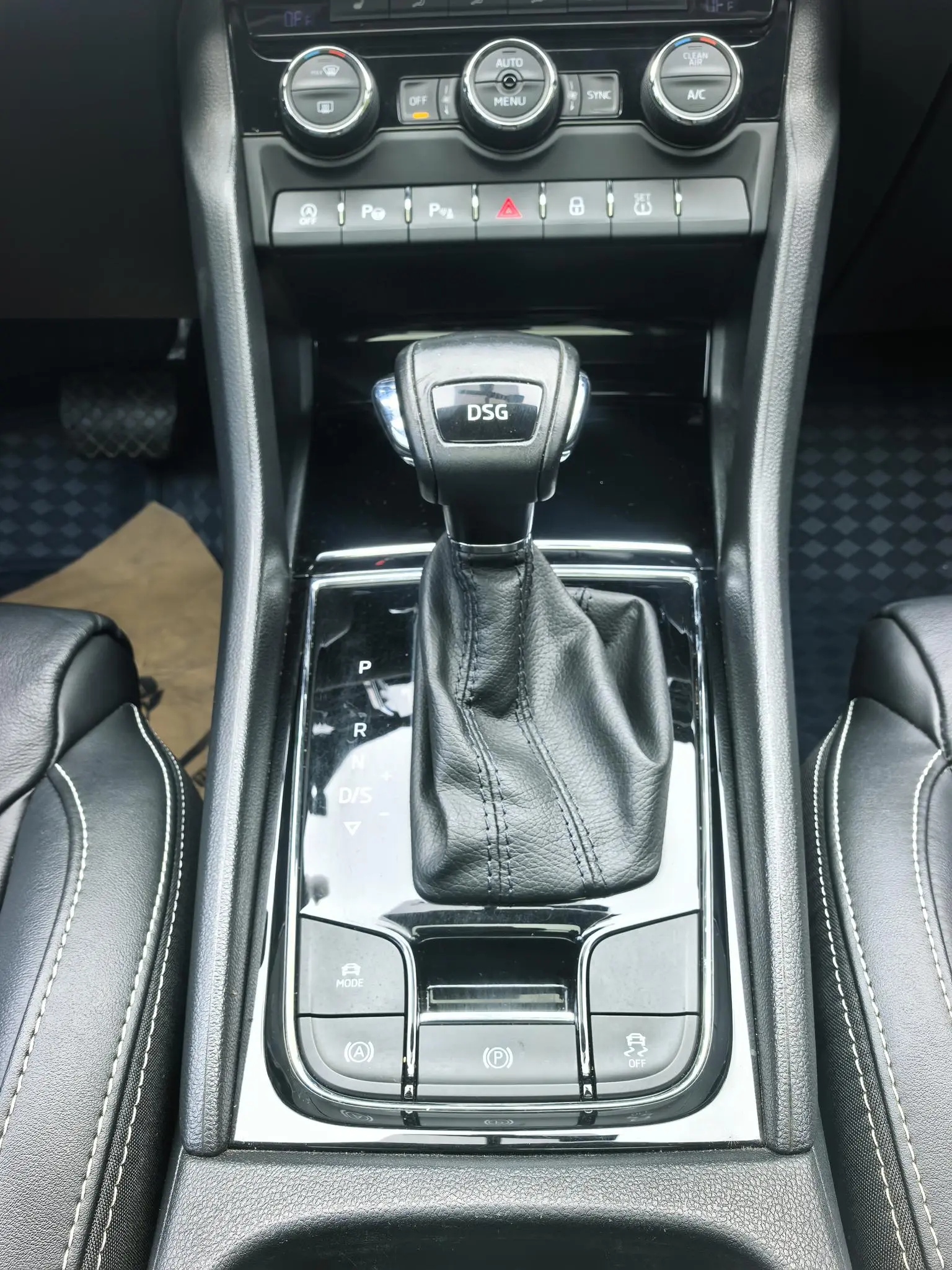 Skoda 2018 Facelift TSI330 7 seat 2WD Luxury Premium Enjoy