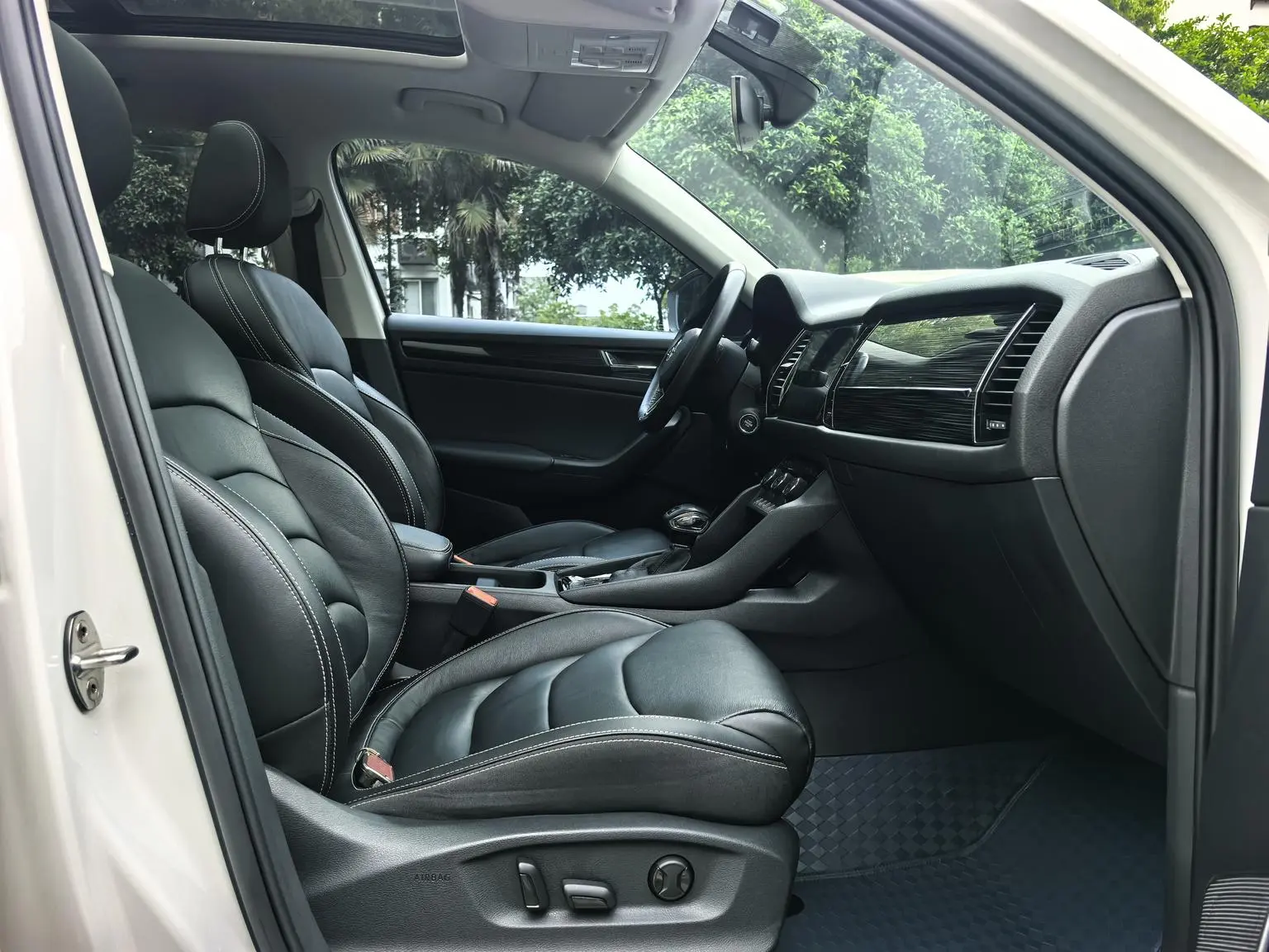 Skoda 2018 Facelift TSI330 7 seat 2WD Luxury Premium Enjoy