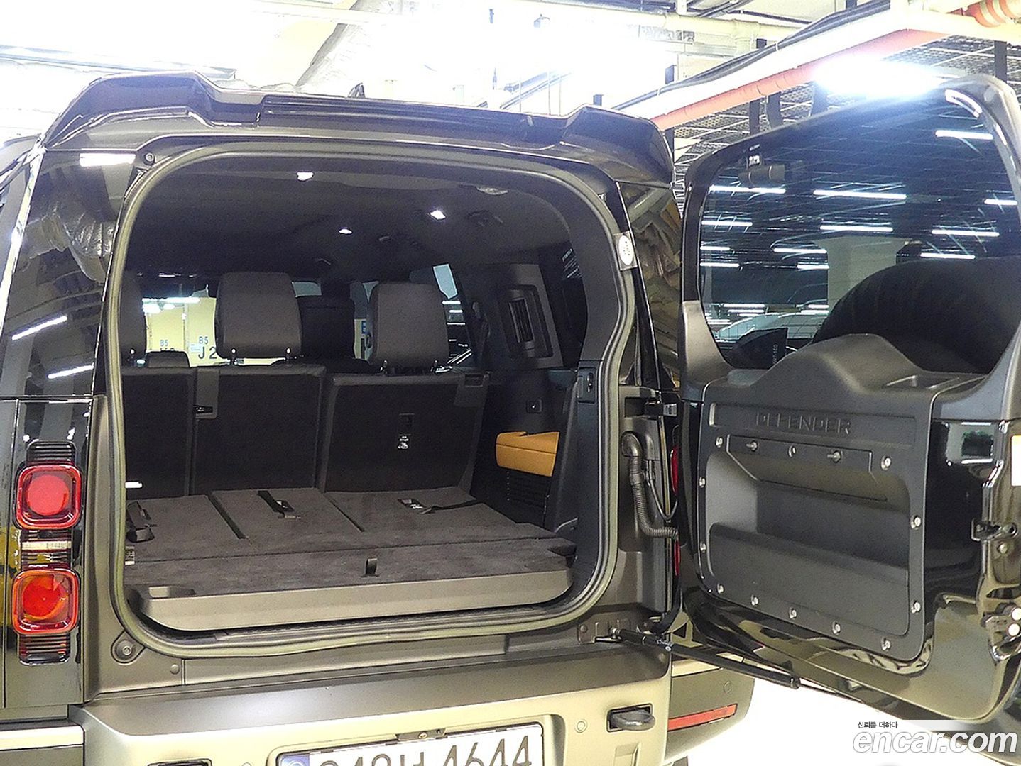 Land Rover Defender 130 D300 X-Dynamic HSE