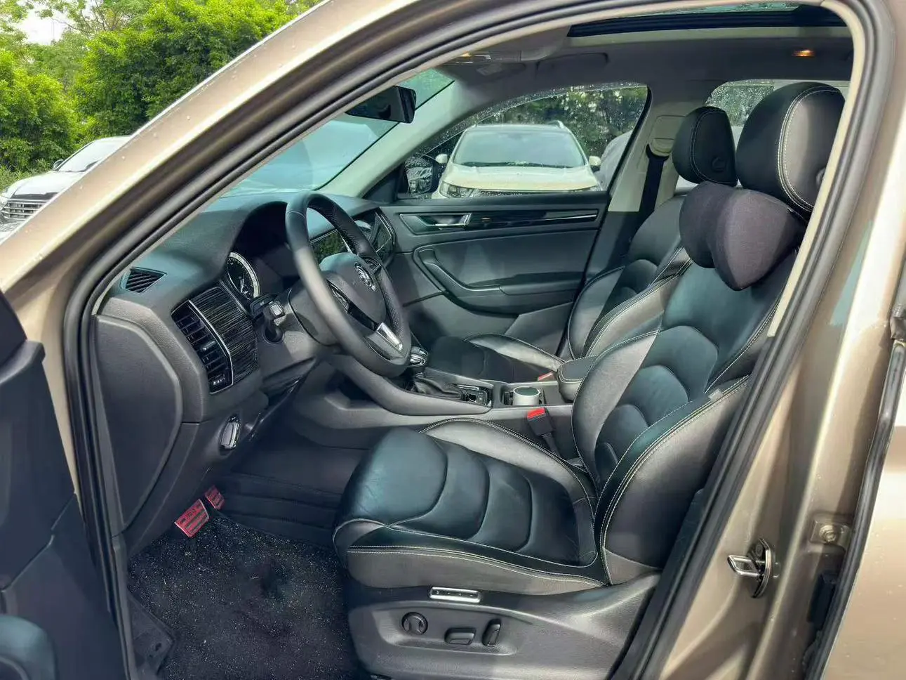 Skoda 2018 Facelift TSI330 5 seat 2WD Luxury Premium Enjoy