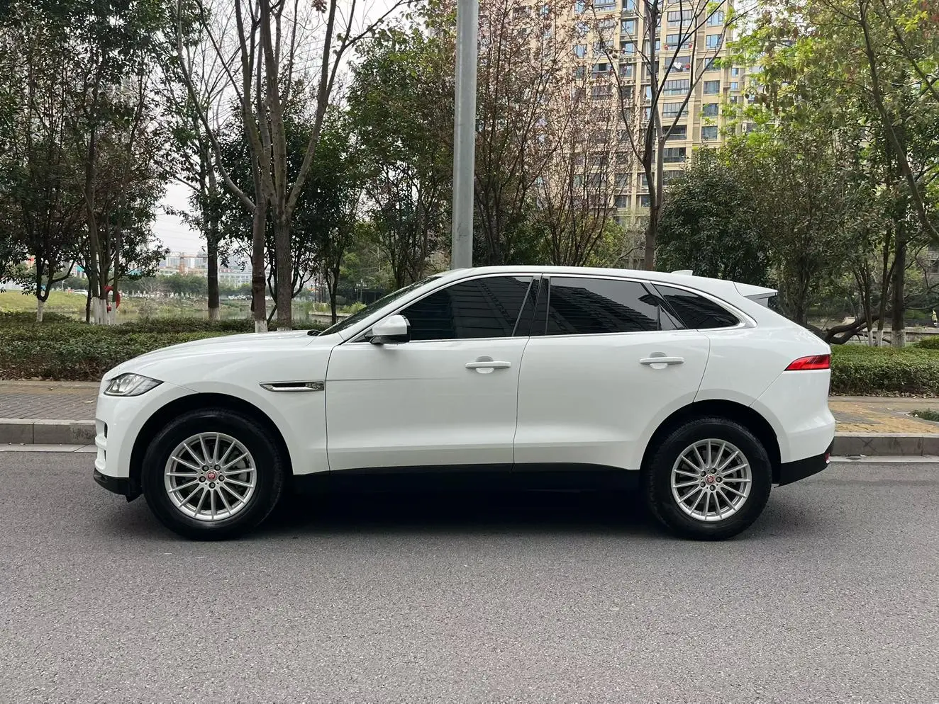 Jaguar F-PACE 2019 2.0T 4WD Premium Plus