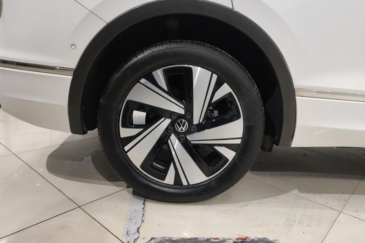 Volkswagen Tiguan L 2023 Facelift 330TSI 2WD R-Line Premium Enjoy