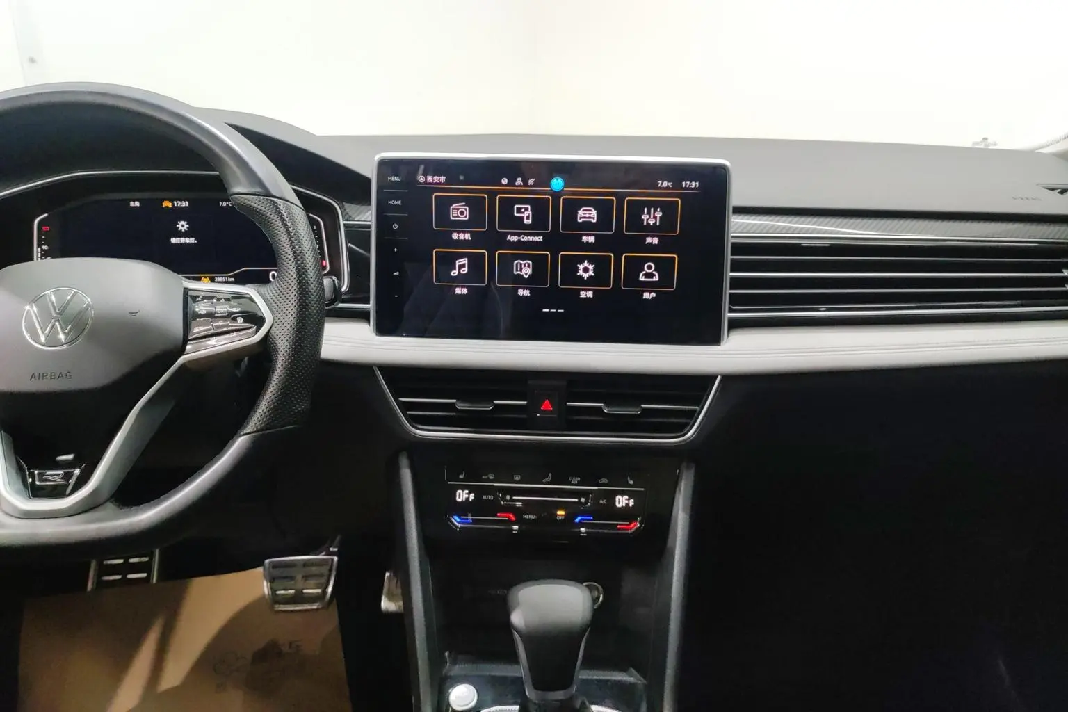 Volkswagen Tiguan L 2023 Facelift 330TSI 2WD R-Line Premium Enjoy