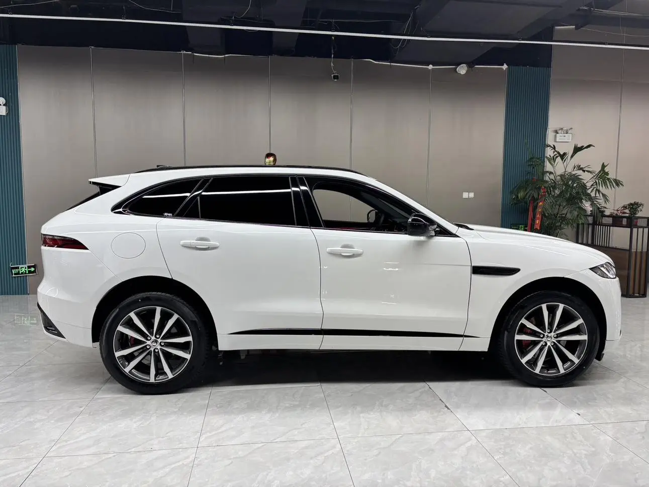 Jaguar F-PACE 2025 P250 R-Dynamic SE