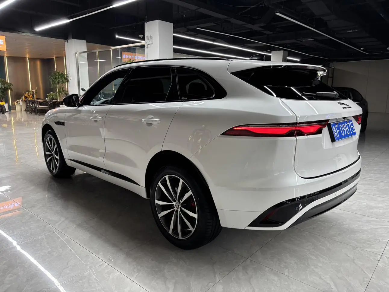 Jaguar F-PACE 2025 P250 R-Dynamic SE