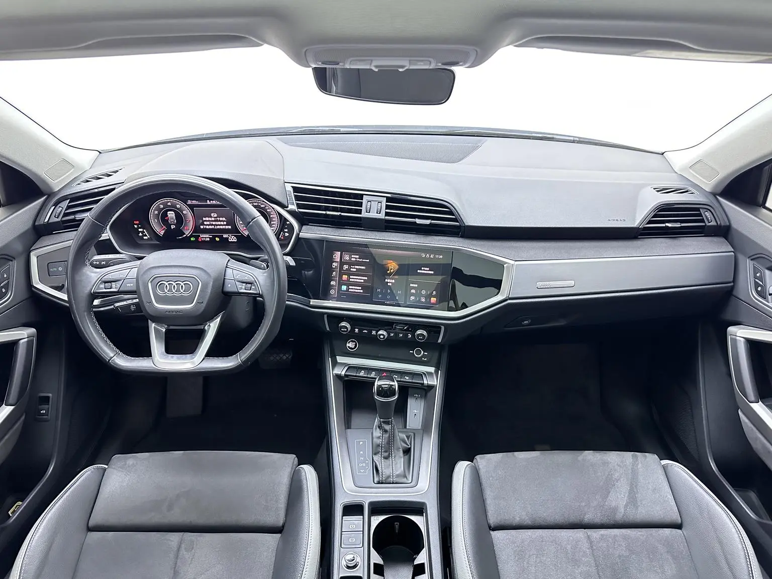 Audi Q3 2023 35 TFSI Dynamic Fashion (1.5T)