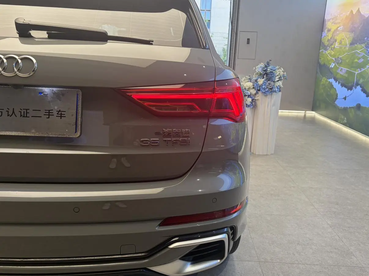 Audi Q3 2023 35 TFSI Dynamic Fashion (1.5T)