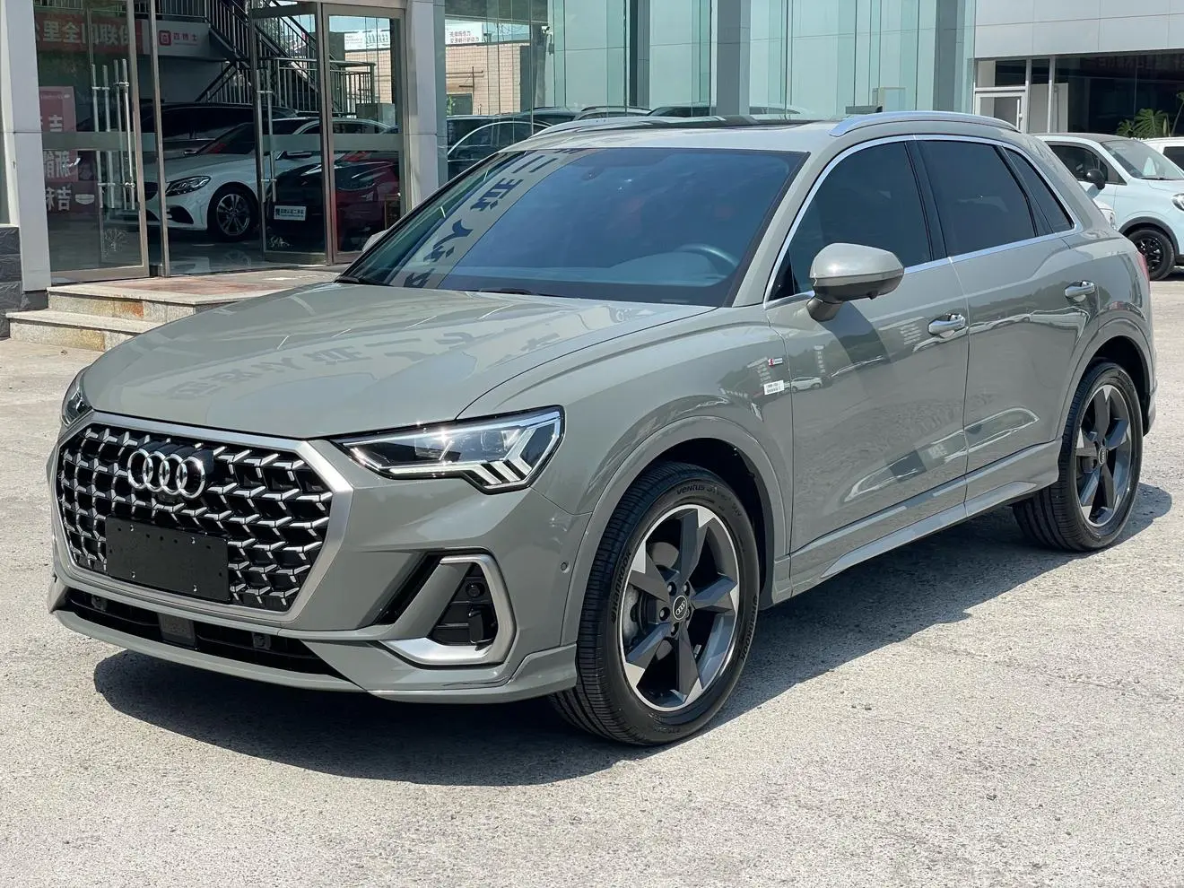 Audi Q3 2023 35 TFSI Dynamic Fashion (1.5T)