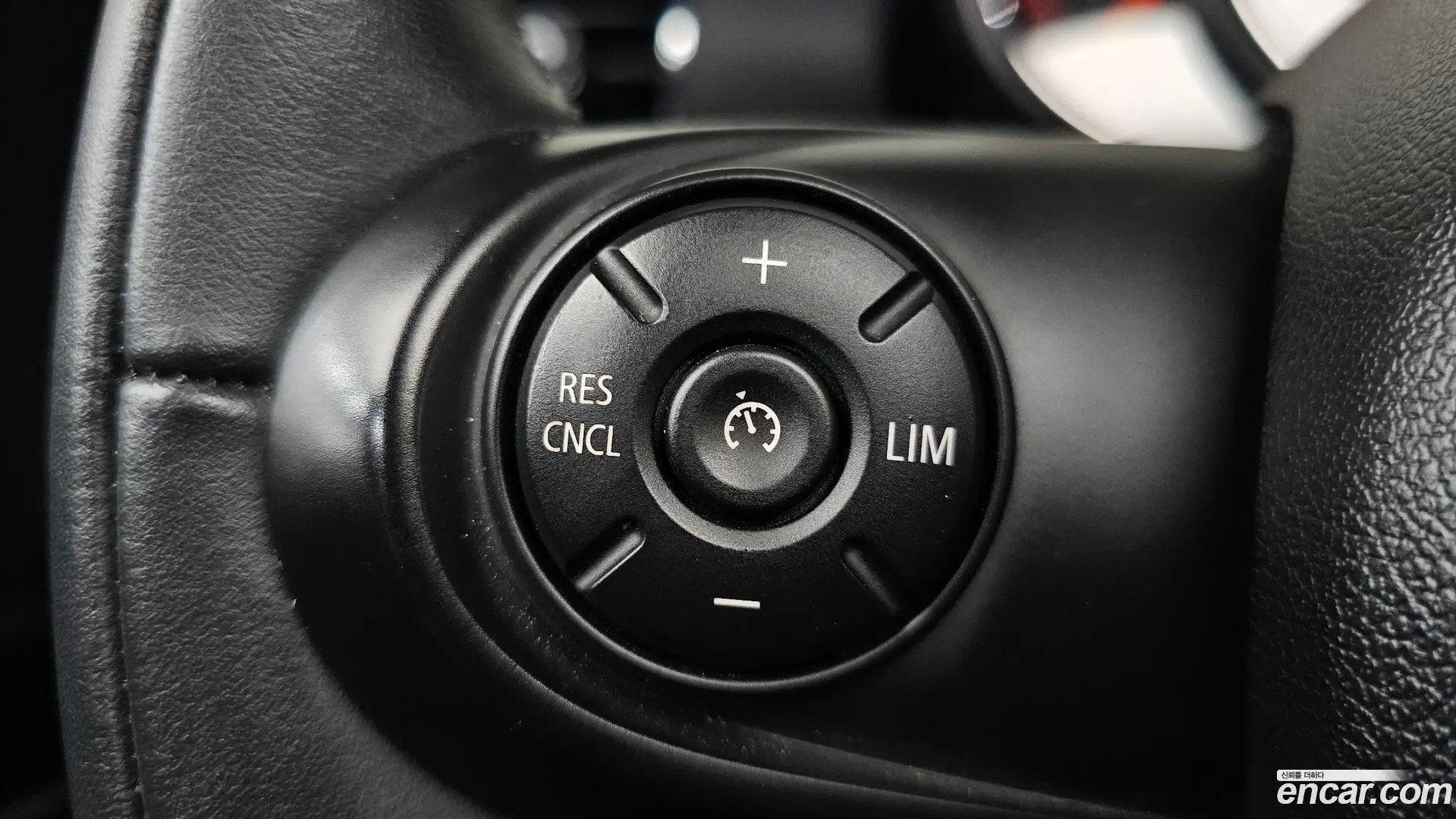 Mini Clubman Untied suit Edition