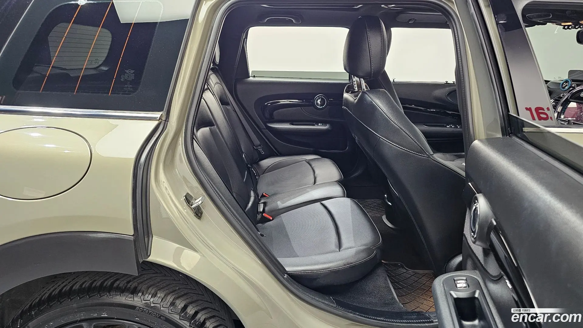 Mini Clubman Untied suit Edition