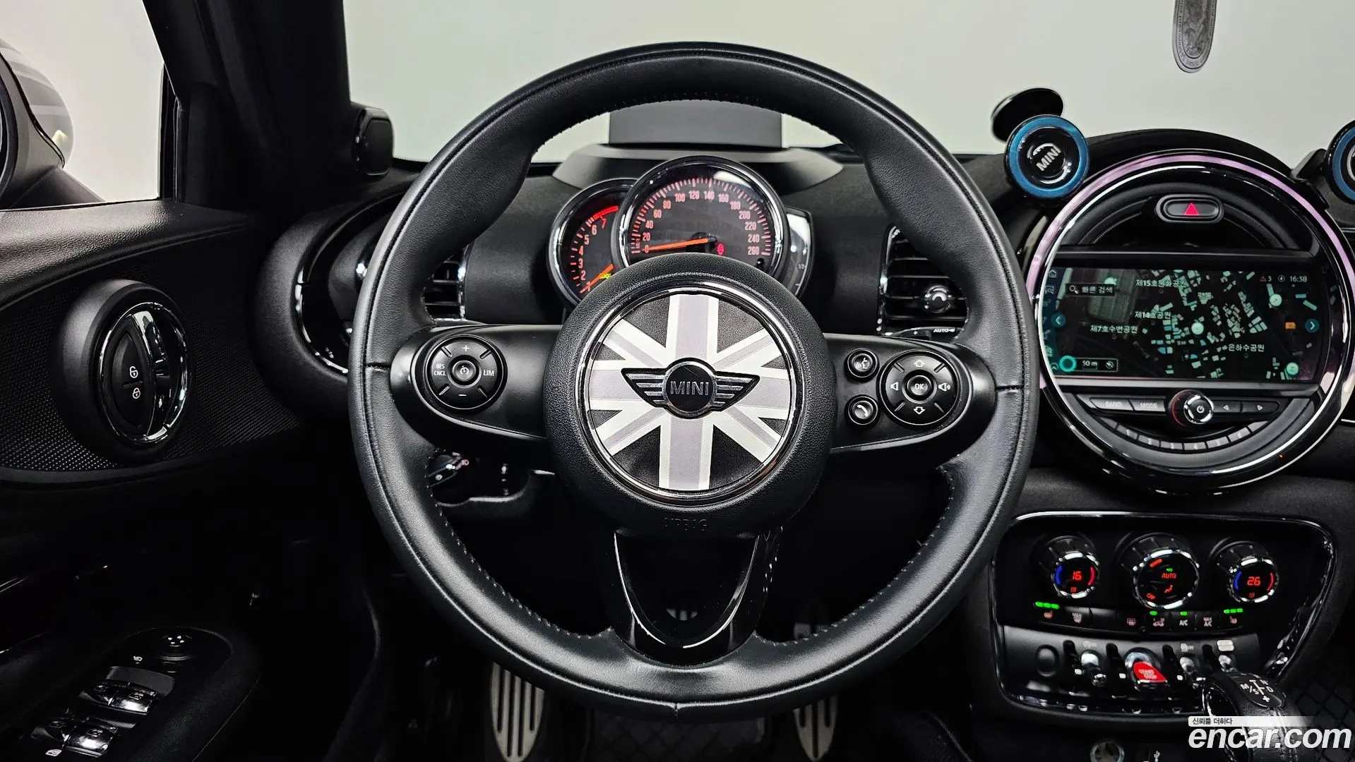 Mini Clubman Untied suit Edition