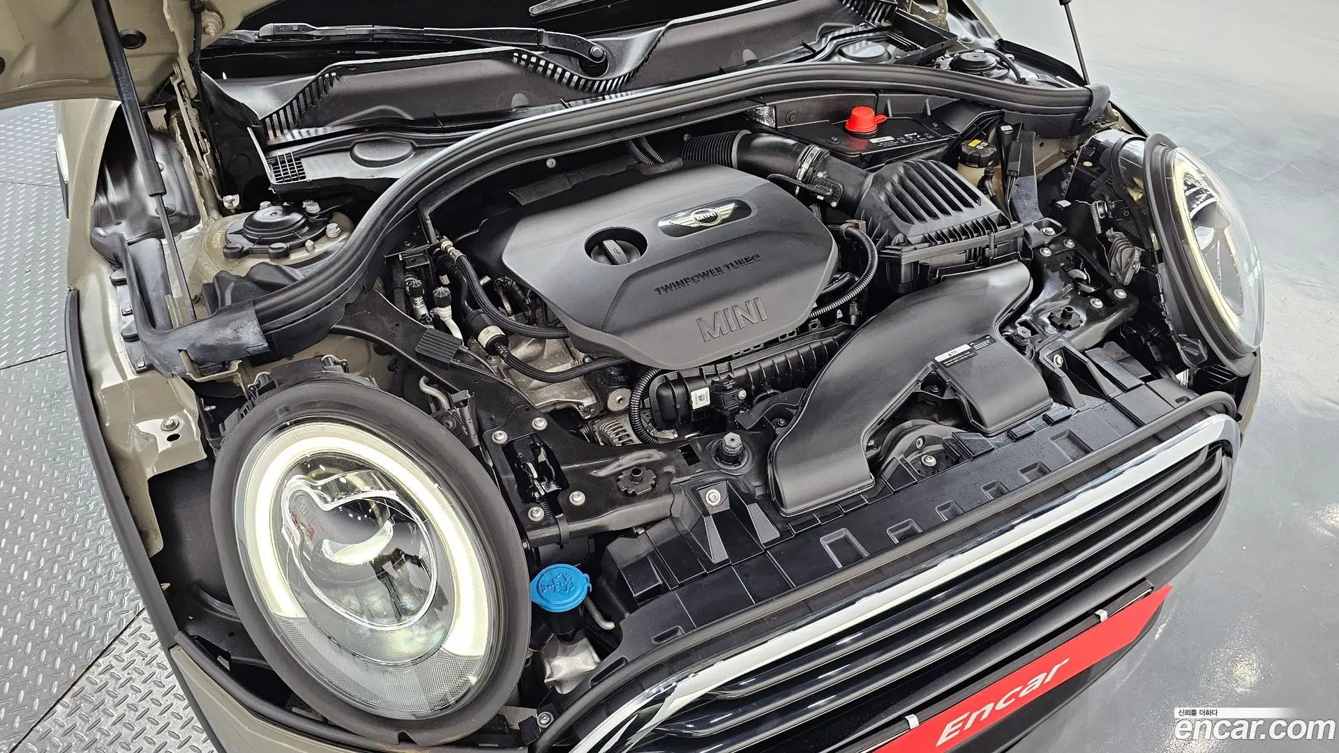 Mini Clubman Untied suit Edition