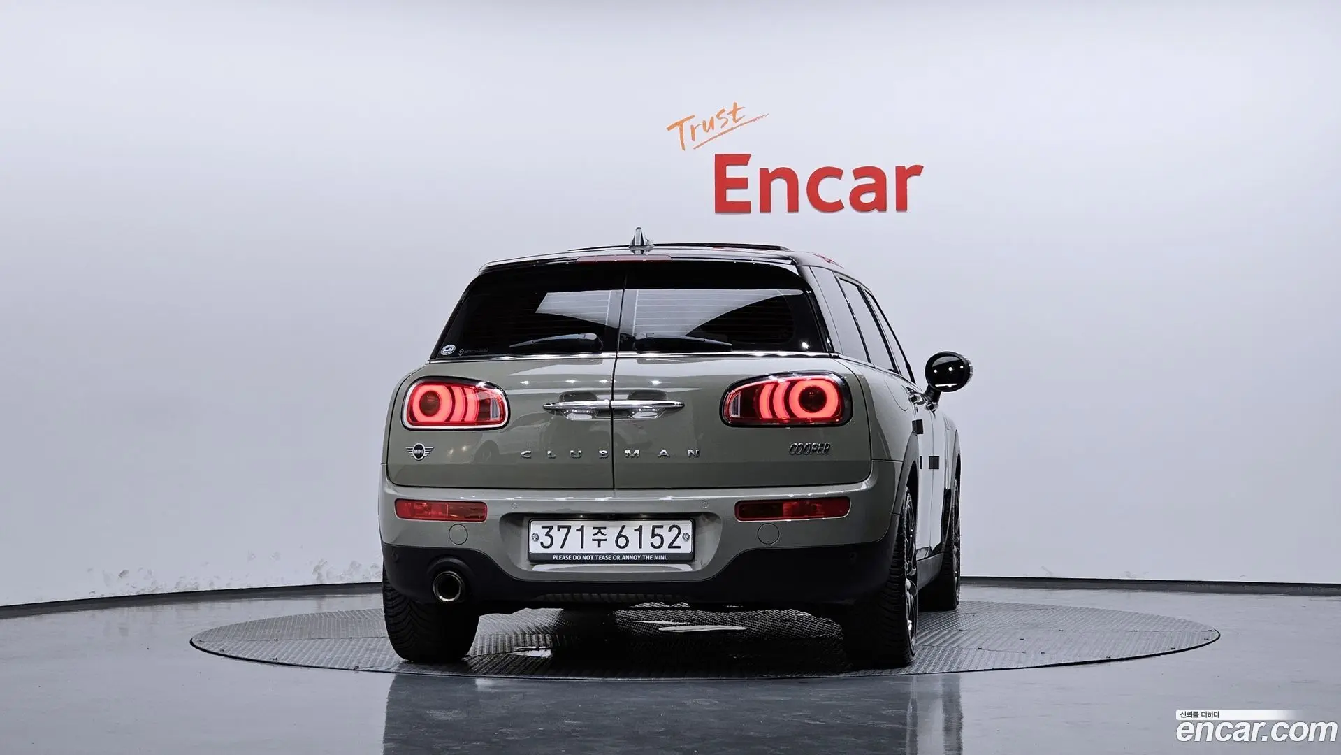 Mini Clubman Untied suit Edition