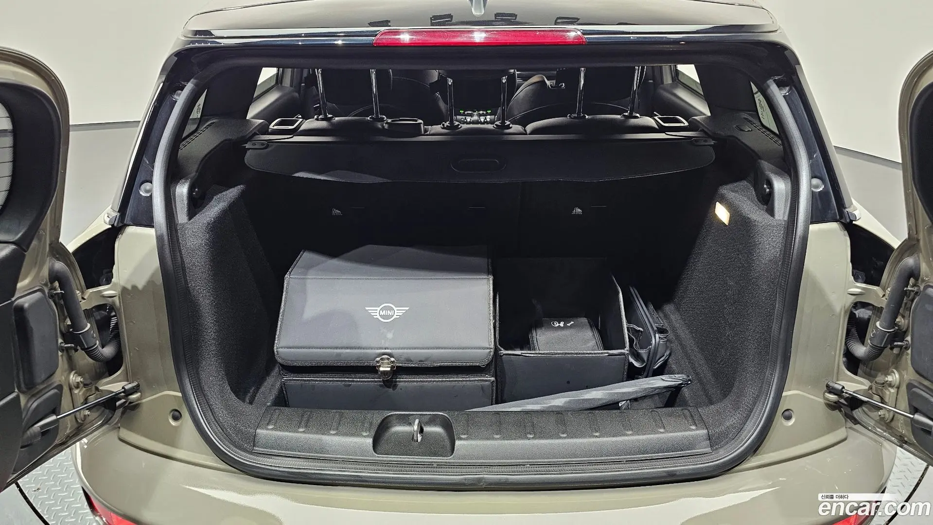 Mini Clubman Untied suit Edition