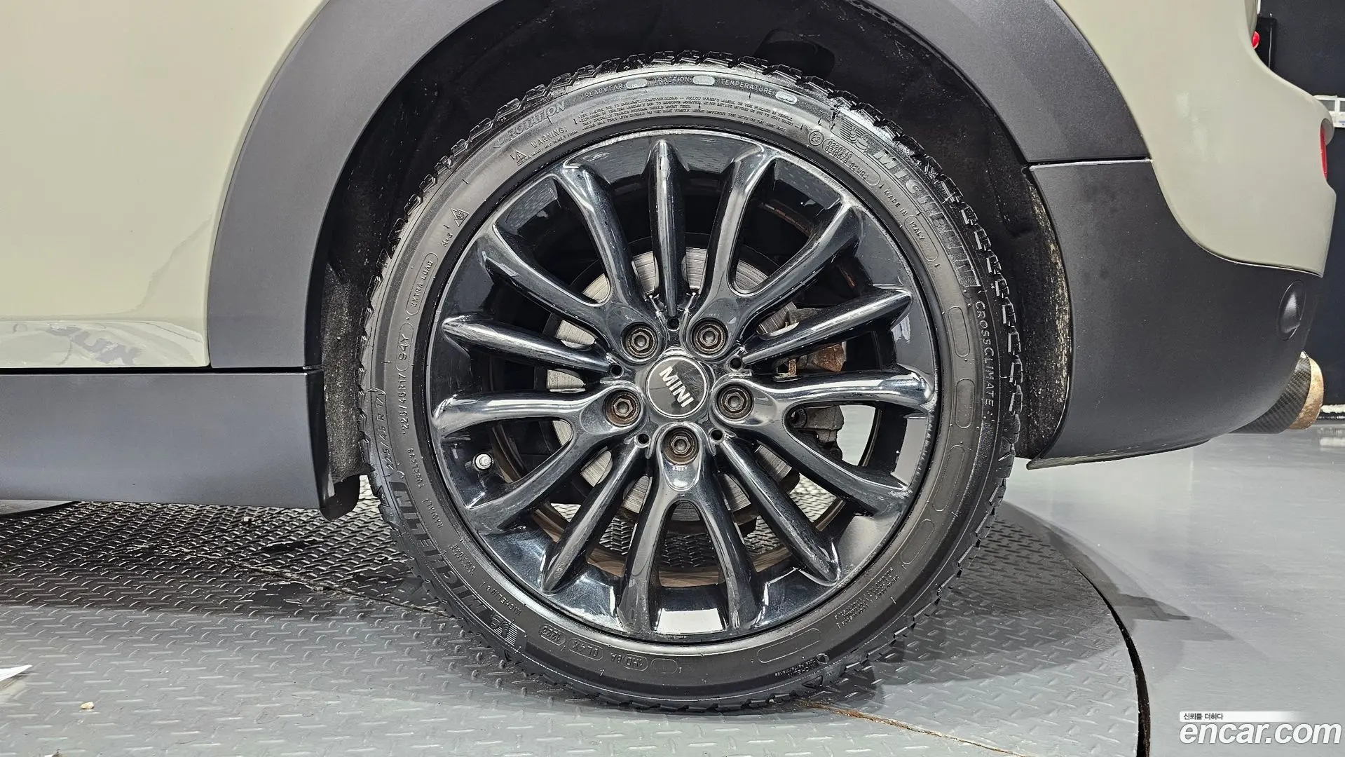 Mini Clubman Untied suit Edition