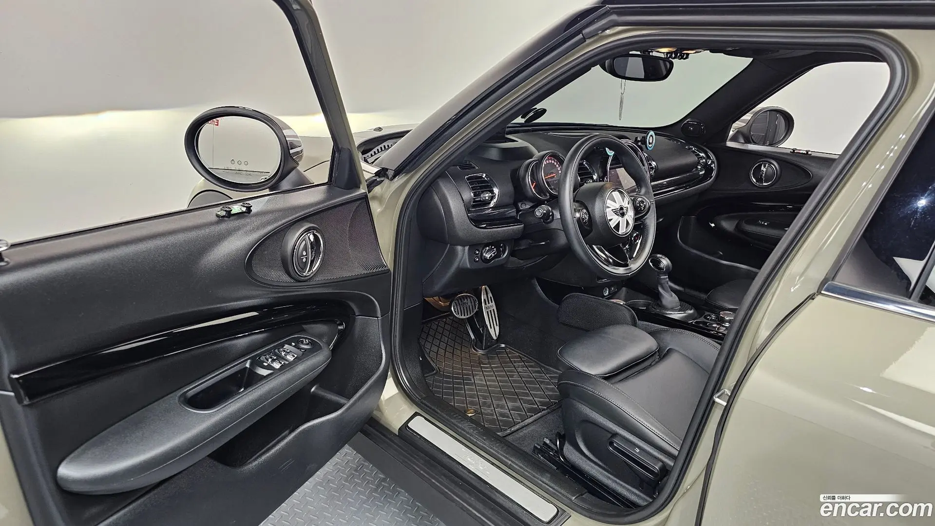 Mini Clubman Untied suit Edition