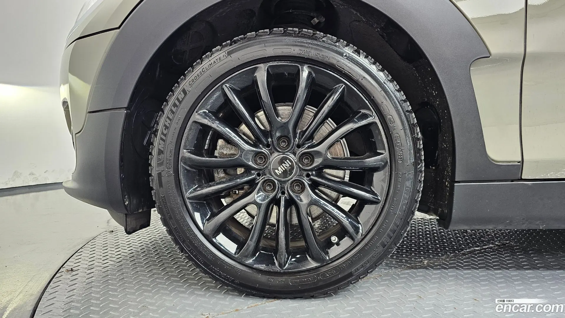 Mini Clubman Untied suit Edition