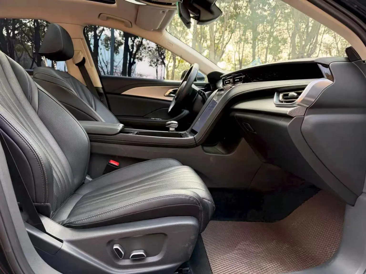 Hongqi H5 2023 1.5T DCT Smart Connected