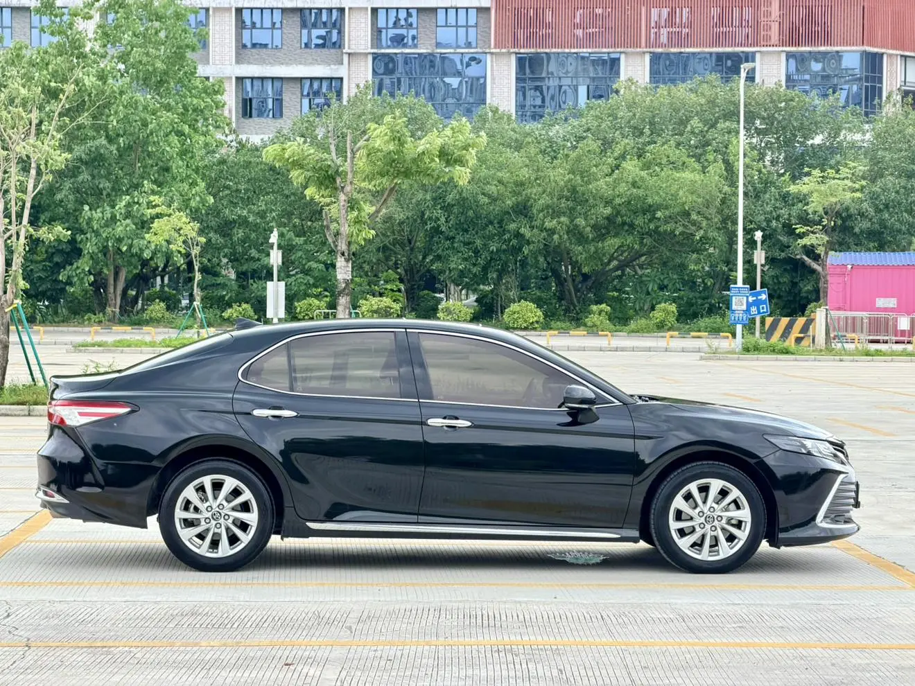 Toyota Camry 2023 2.0G Luxury