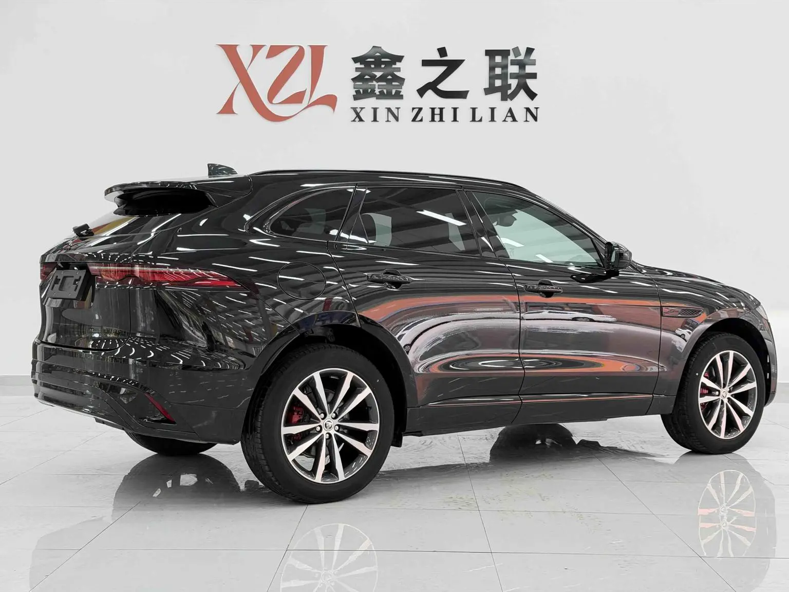 Jaguar F-PACE 2024 P250 R-Dynamic SE
