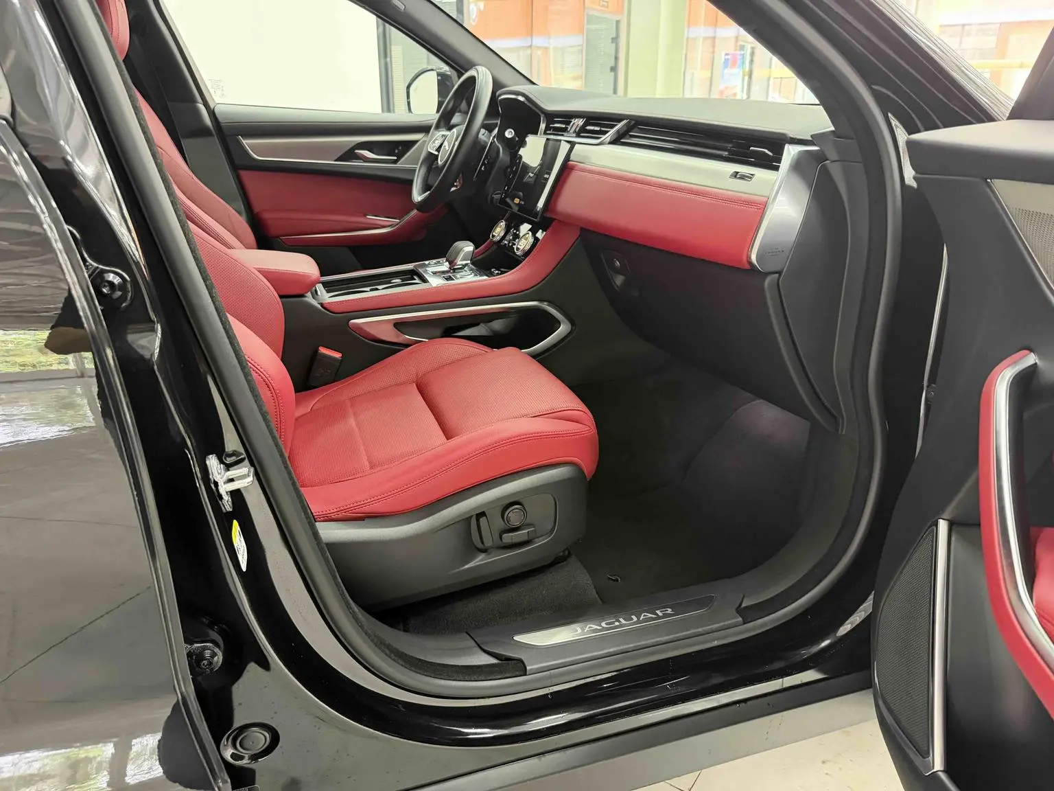 Jaguar F-PACE 2024 P250 R-Dynamic SE