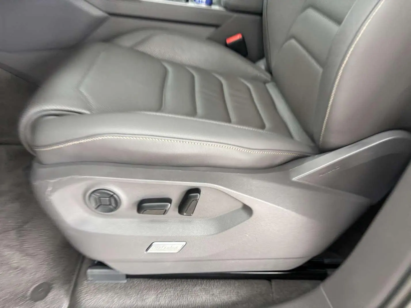Volkswagen Touareg 2022 3.0TSI Sharp Sport Package