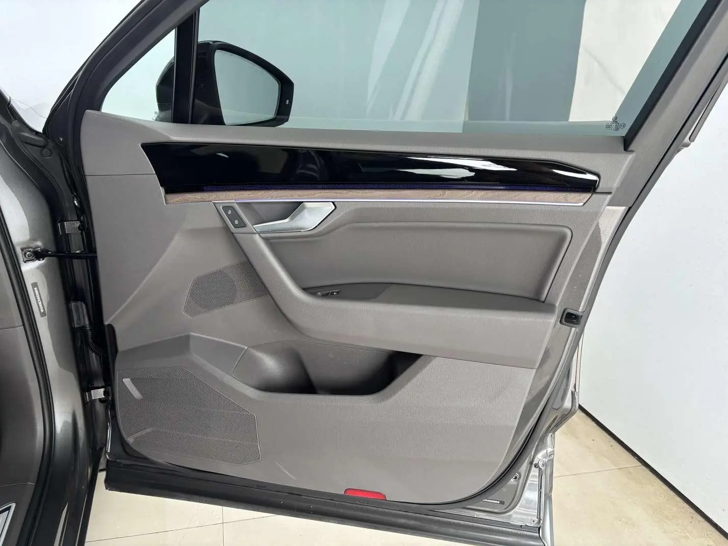 Volkswagen Touareg 2022 3.0TSI Sharp Sport Package