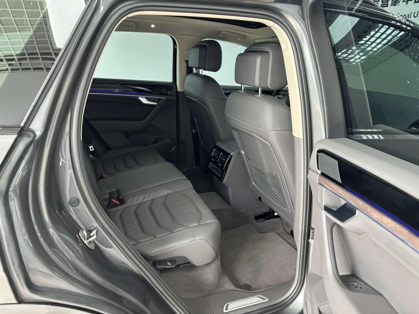Volkswagen Touareg 2022 3.0TSI Sharp Sport Package