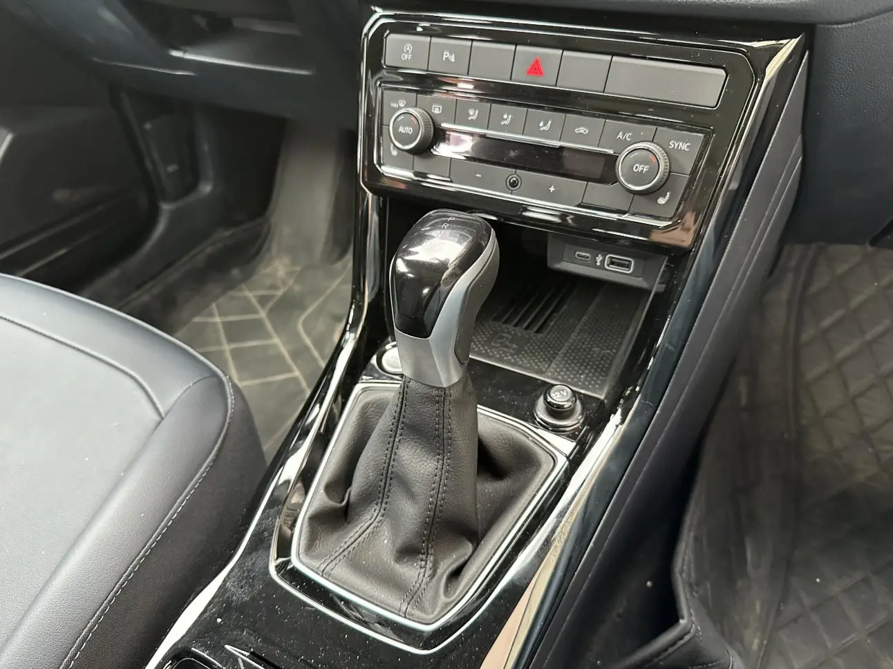Volkswagen Tharu 2025 Sharp 300TSI Sharp