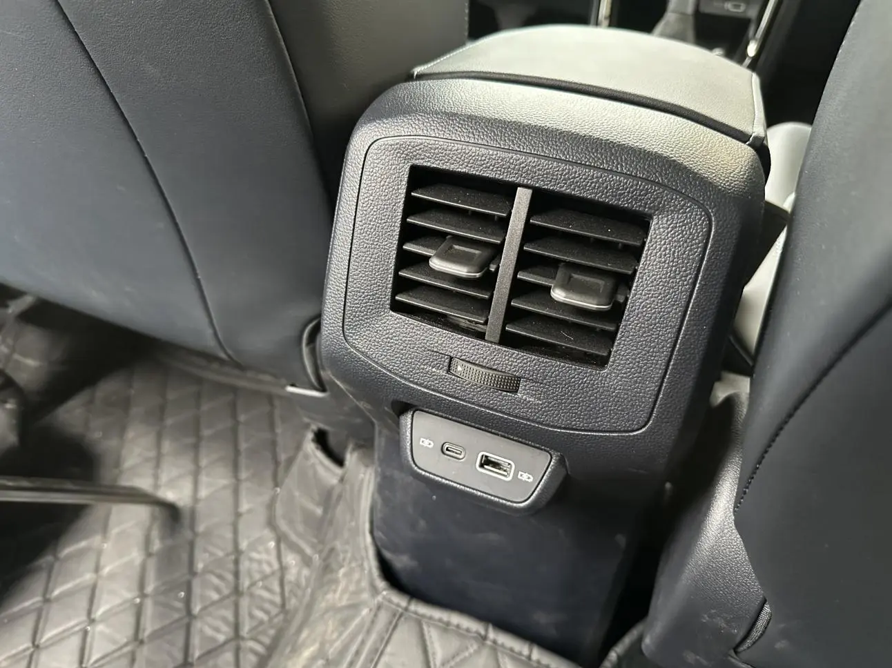 Volkswagen Tharu 2025 Sharp 300TSI Sharp