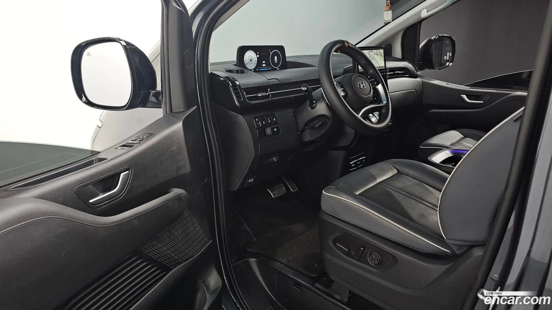 Hyundai Staria Lounge 9-Seater 2021