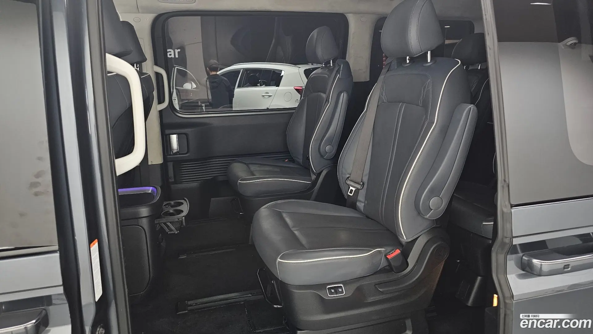 Hyundai Staria Lounge 9-Seater 2021