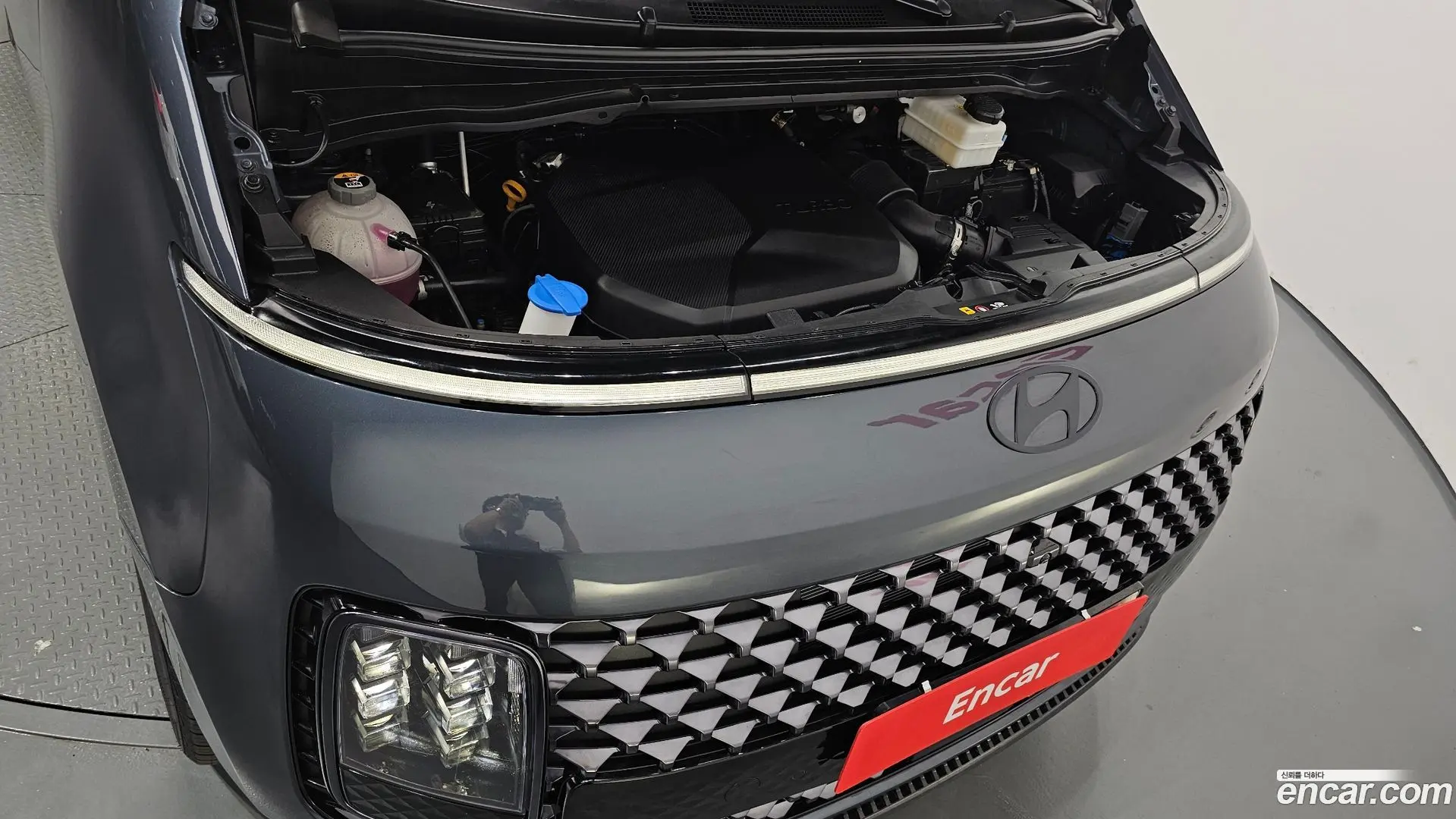 Hyundai Staria Lounge 9-Seater 2021