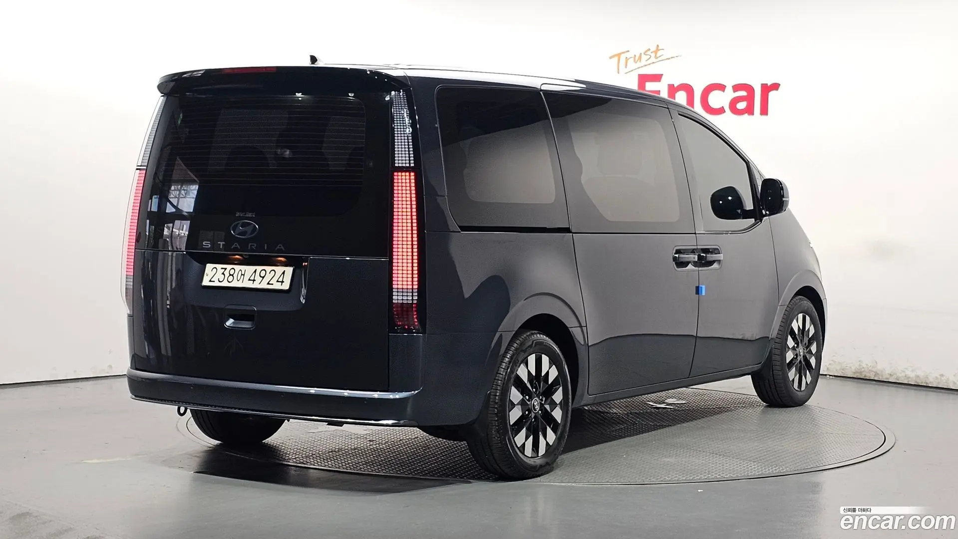Hyundai Staria Lounge 9-Seater 2021