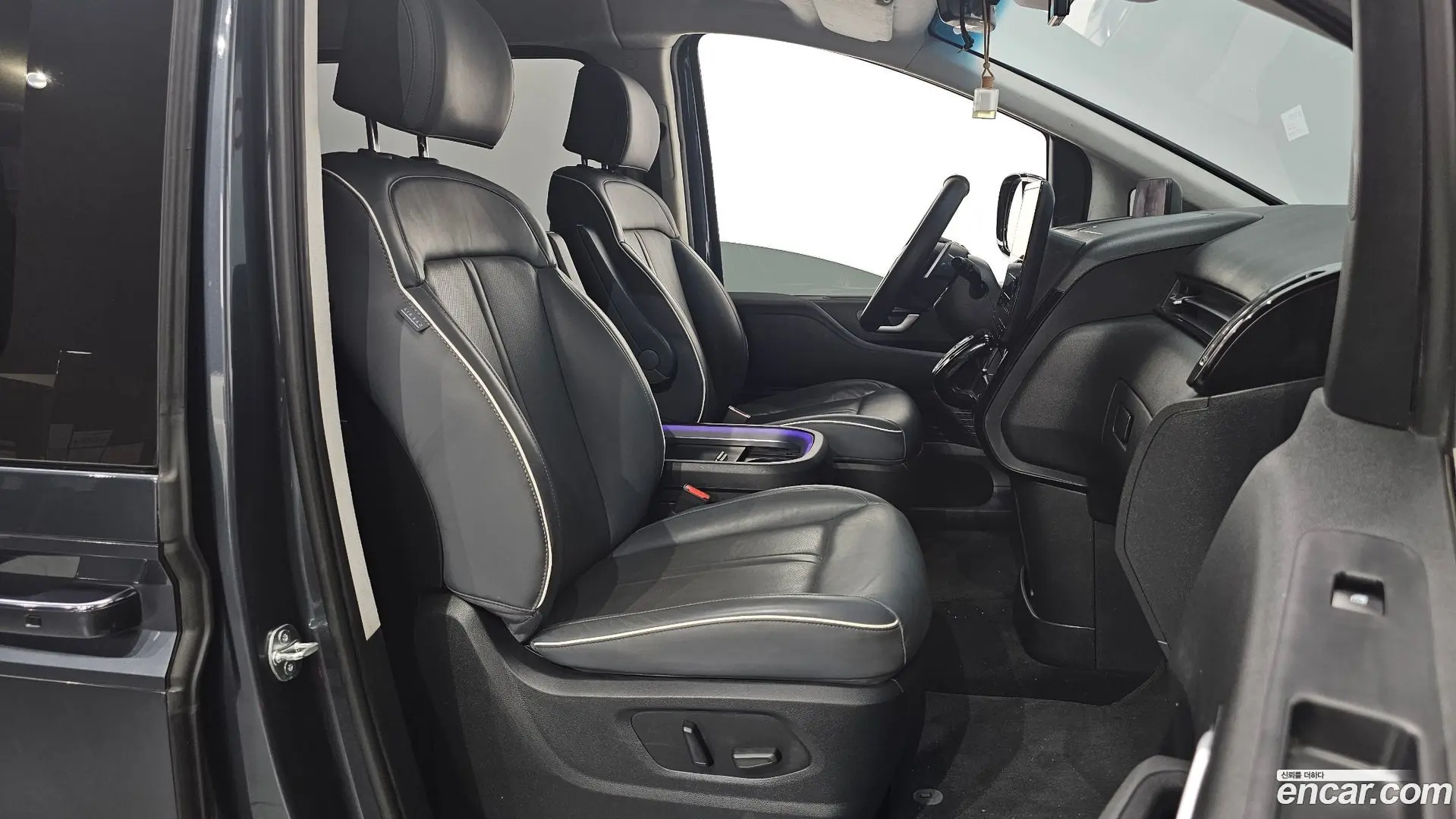 Hyundai Staria Lounge 9-Seater 2021