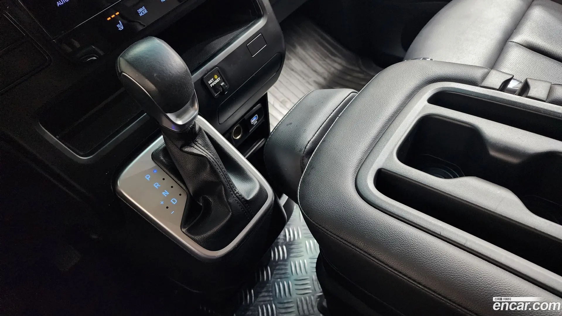 Hyundai Staria 4WD Tourer 11-Seater 2021