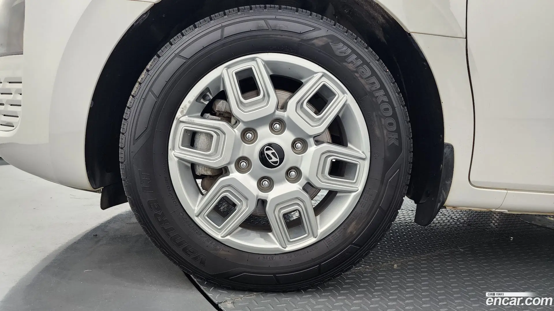 Hyundai Staria 4WD Tourer 11-Seater 2021