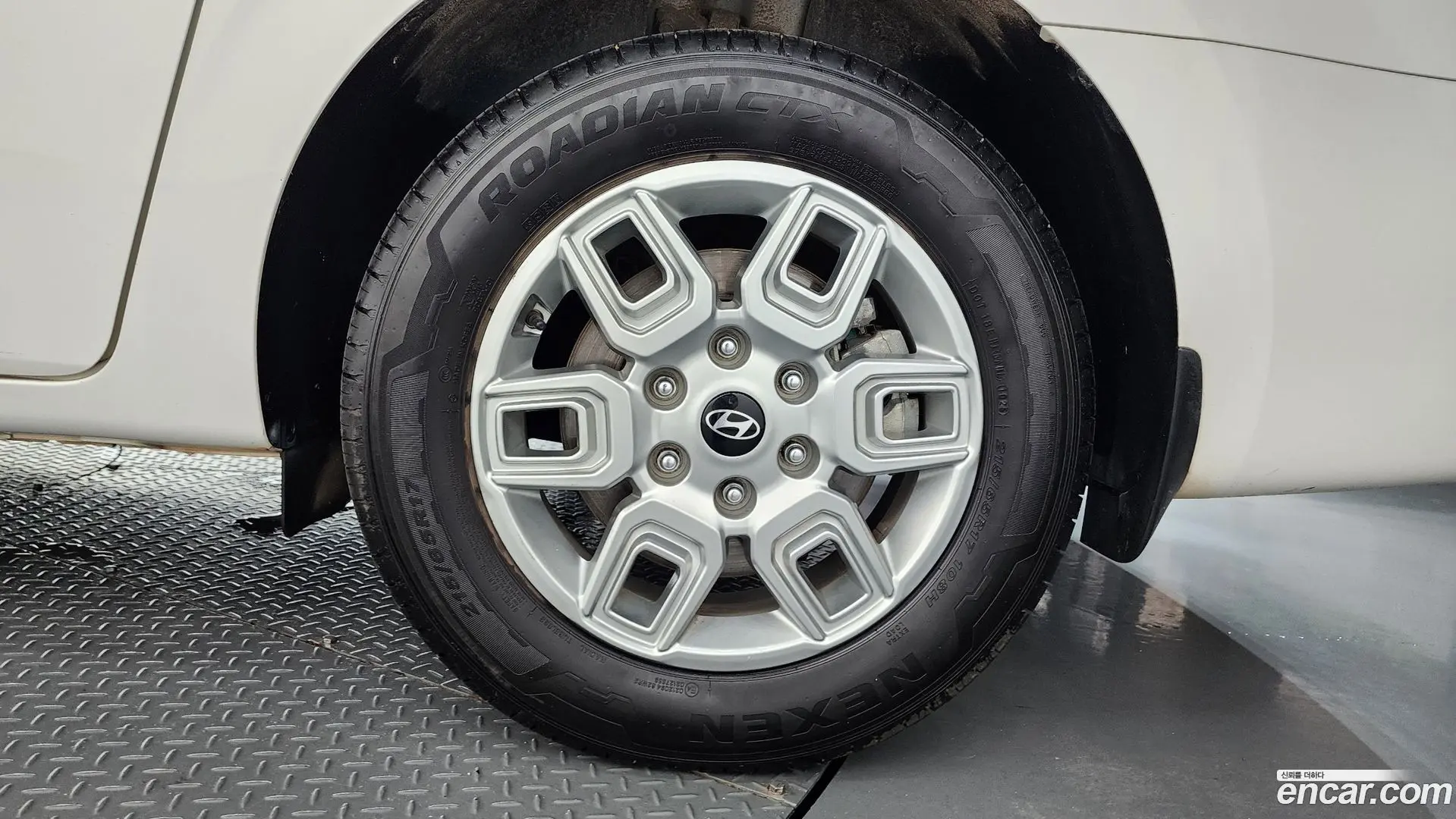 Hyundai Staria 4WD Tourer 11-Seater 2021