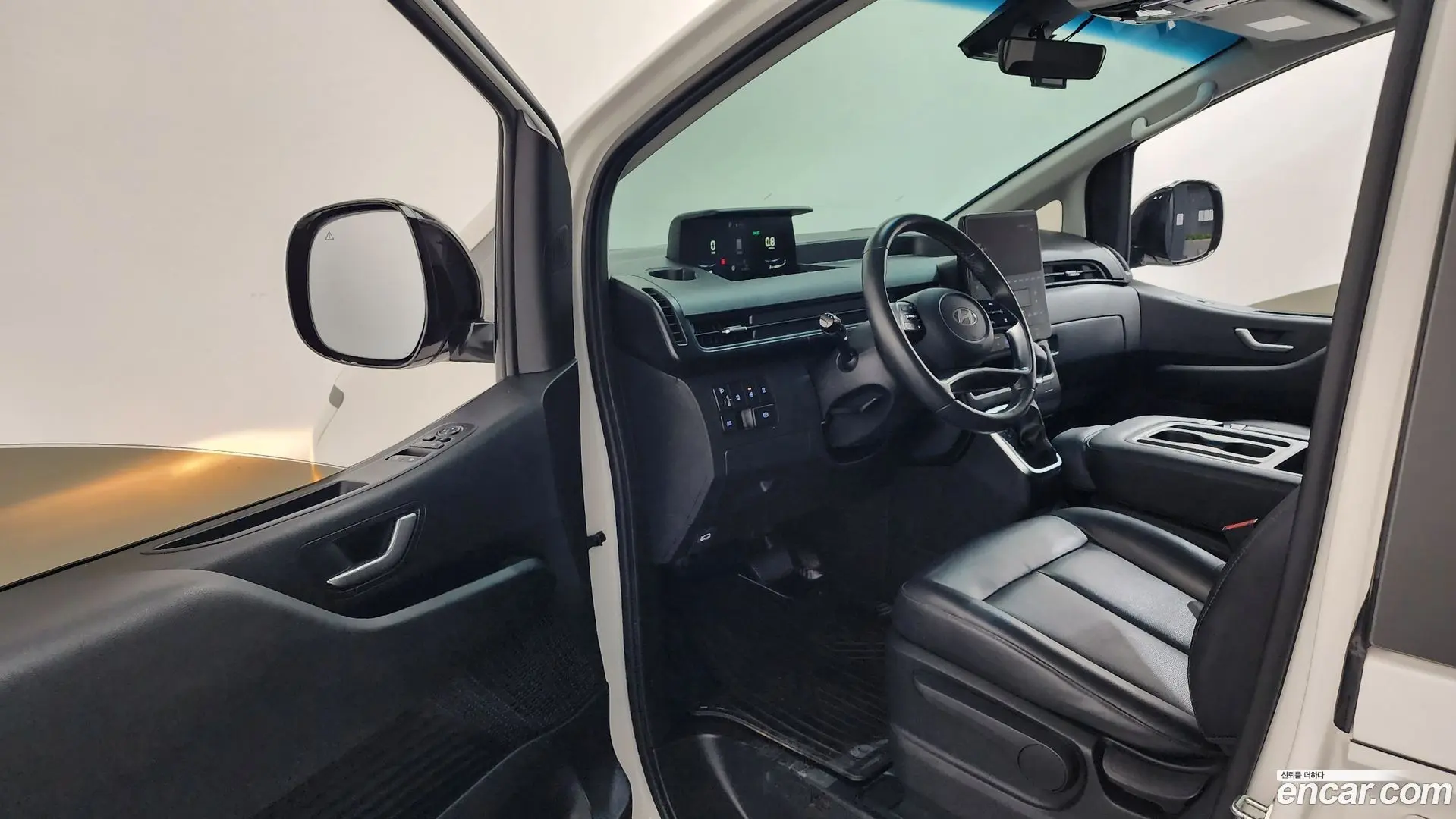 Hyundai Staria 4WD Tourer 11-Seater 2021