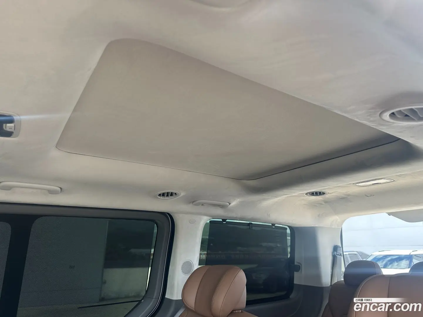 Hyundai Staria Lounge 7-Seater 2021