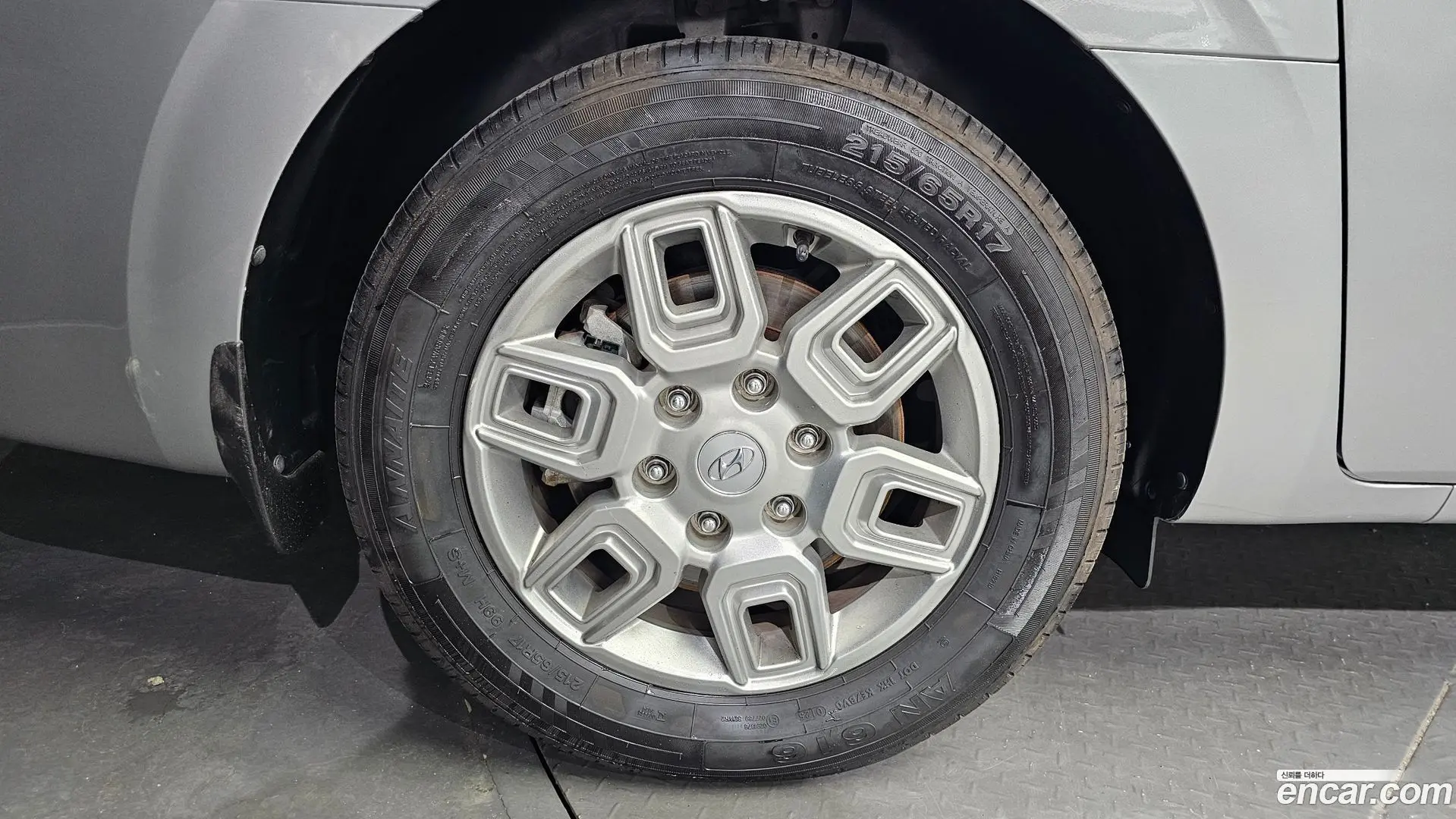 Hyundai Staria 4WD Tourer 11-Seater 2021