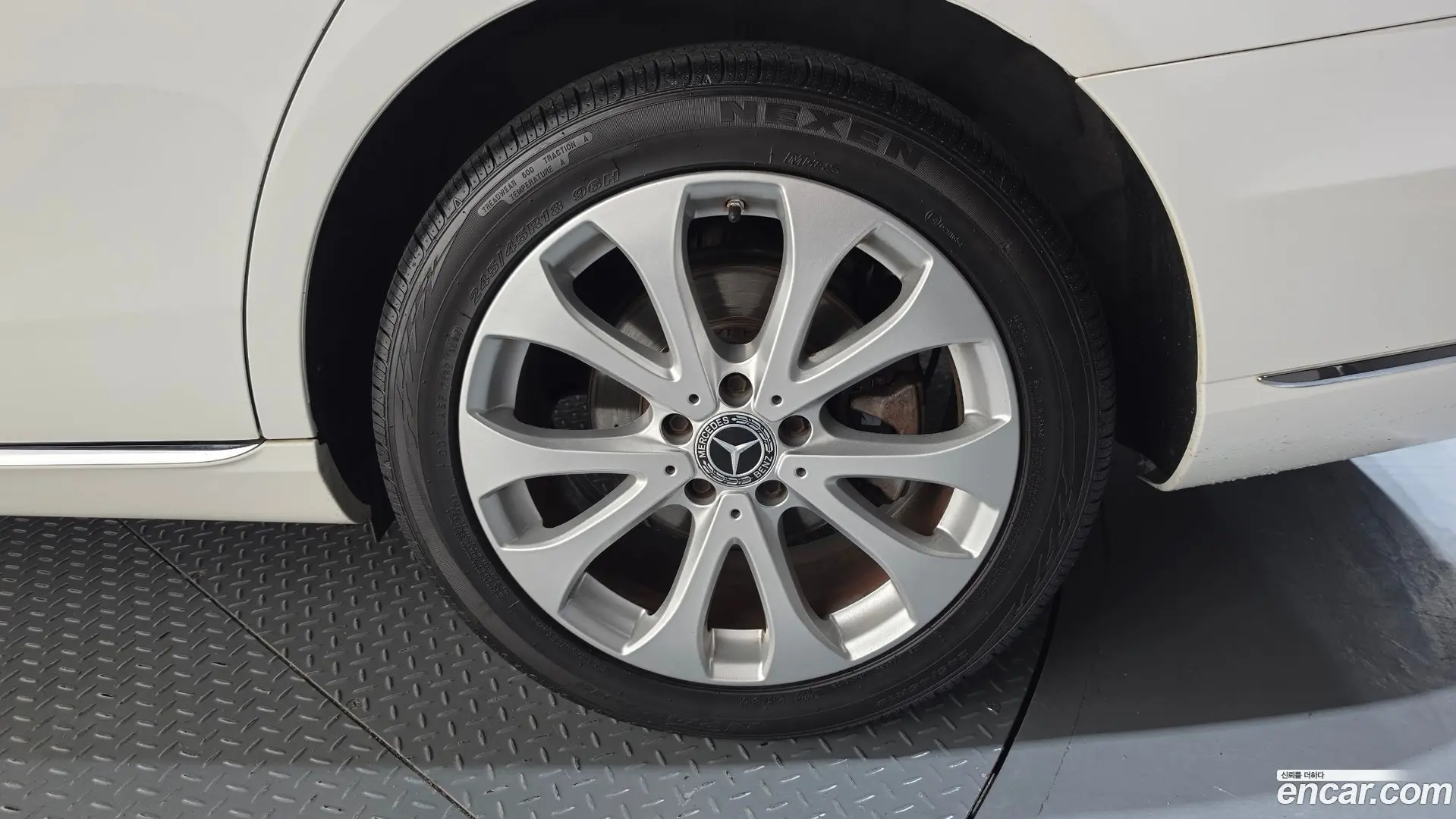 Mercedes-Benz E-Class E300 4MATIC Exclusive 2016