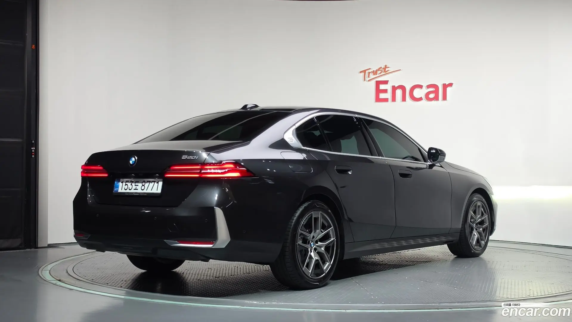 BMW 5-Series 520i 2011
