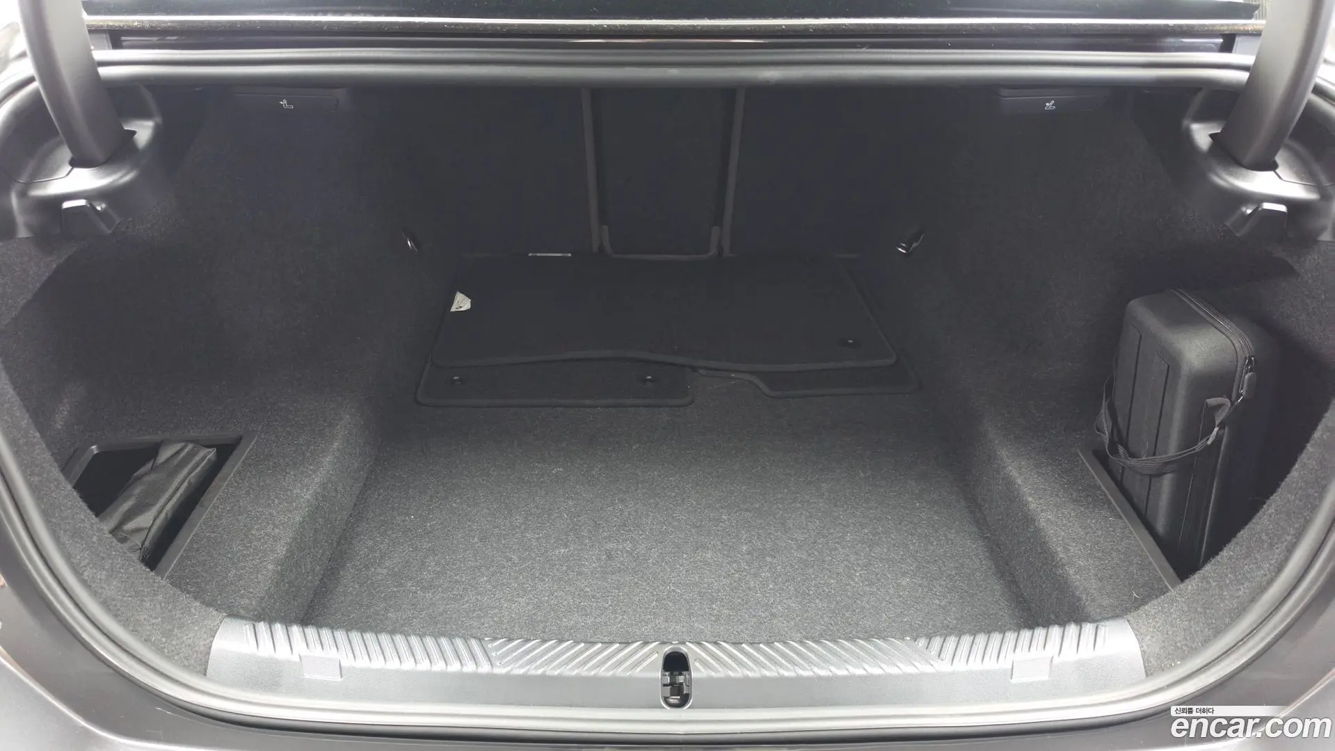 BMW 5-Series 520i 2011
