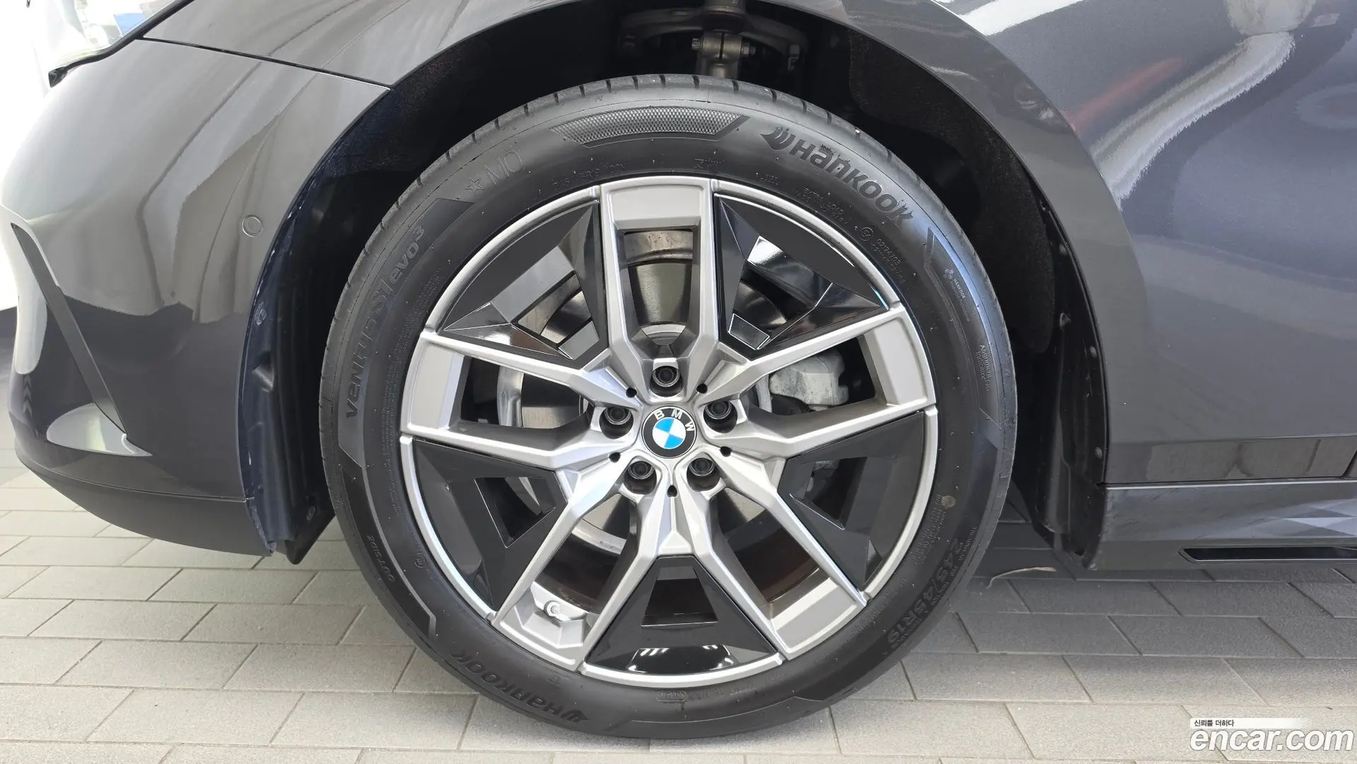 BMW 5-Series 520i 2011