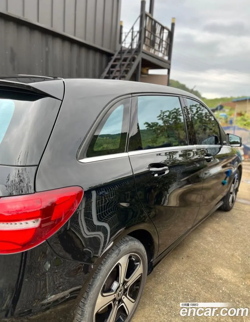 Mercedes-Benz B-Class B220