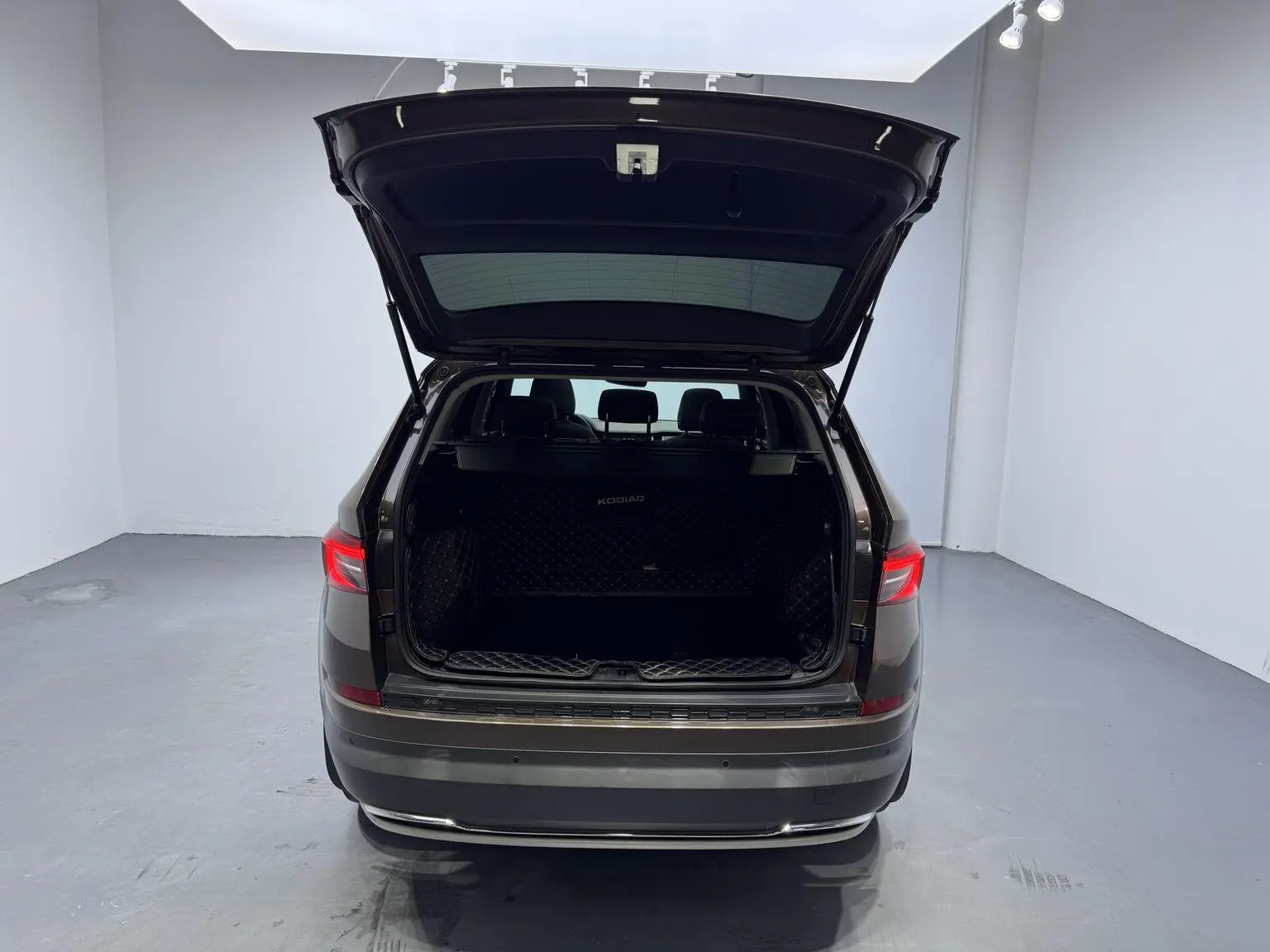 Skoda 2018 Facelift TSI330 5 seat 2WD Luxury Premium Enjoy