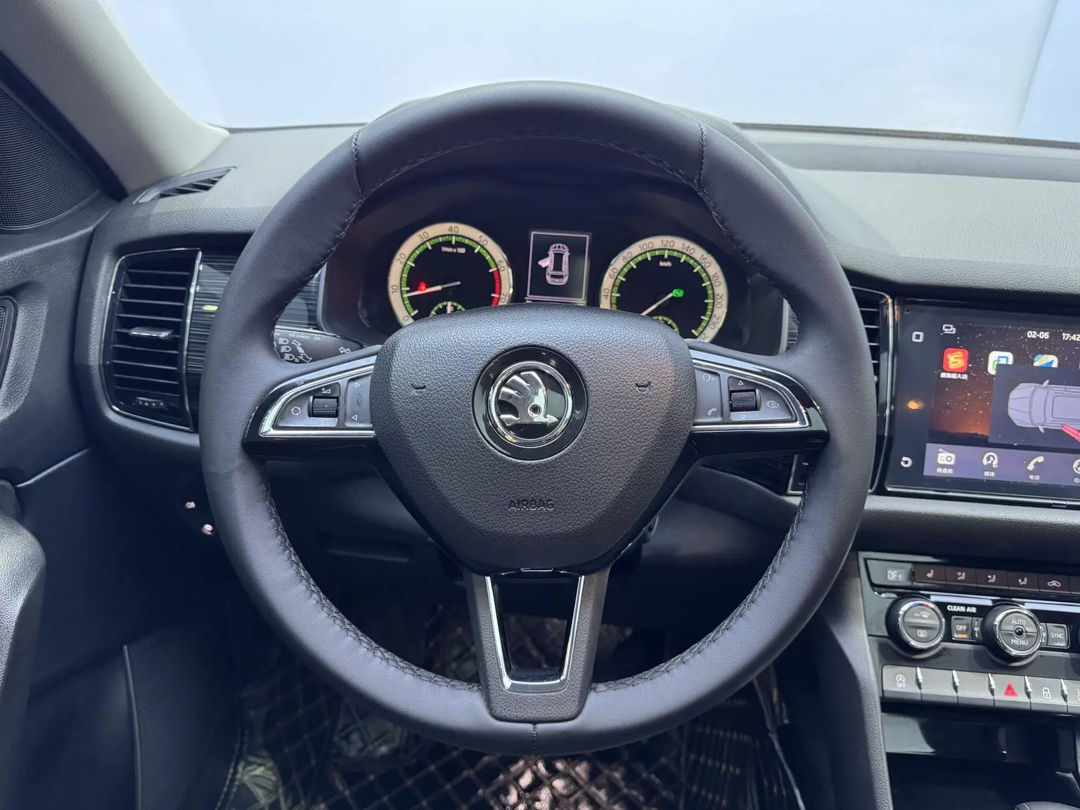 Skoda 2018 Facelift TSI330 5 seat 2WD Luxury Premium Enjoy